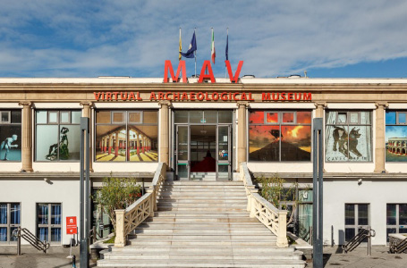 VIRTUAL ARCHEOLOGICAL MUSEUM (à esquerda): na qualidade de estrutura privada autônoma, foi inaugurado no ano de 2008, em Herculano, com as mais modernas técnicas de musealização virtual.