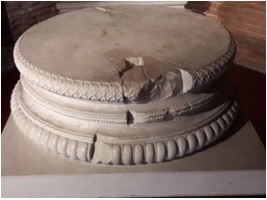 Base de coluna da primeira ordem da decoração interior da cela. Reconstrução de gesso com moldes de fragmentos originais. Inv. 2516. Roma, Museu dos Fóruns Imperiais nos Mercados de Trajano.